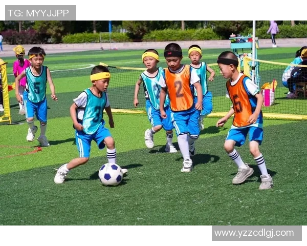 与足球明星的孩子亲密接触感受运动魅力与家庭温暖的瞬间