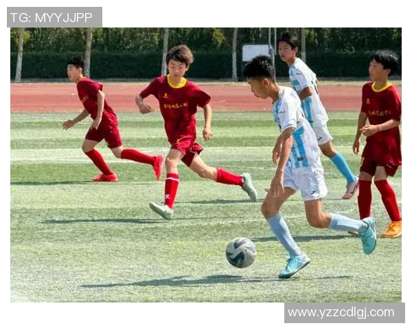 小朋友热情招呼足球明星展现童真与偶像的美好瞬间